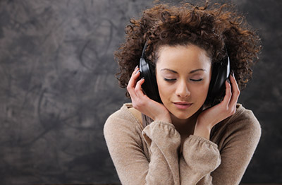 women-listening-with-headphones