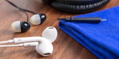clean-your-earphones